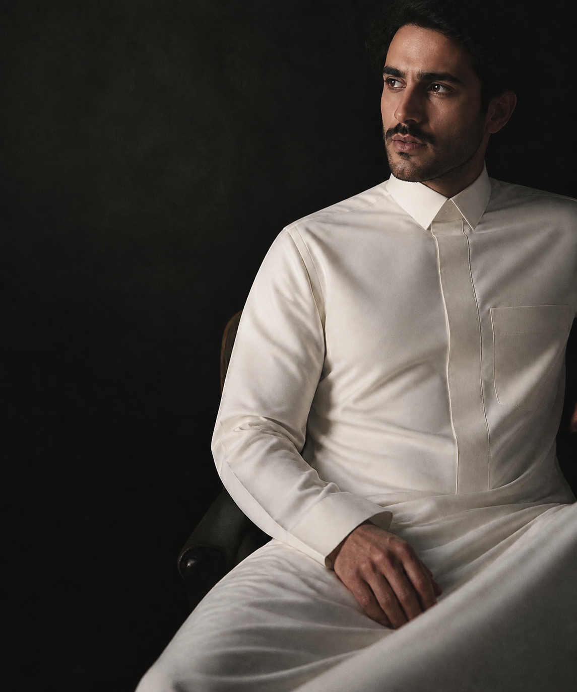 رجل سعودي يرتدي ثوبًا فاخرًا من زوهام